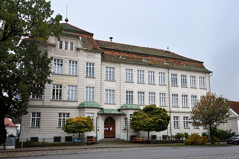 File:Schule 12233 in A-2054 Haugsdorf.jpg