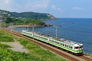 日本海に沿って走行する信越本線の115系電車 （2016年8月 青海川駅 - 鯨波駅間）