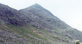 Foto warna Skotlandia gunung Sgòr yang Lochain Uaine dari pintu masuk ke Garbh Coire