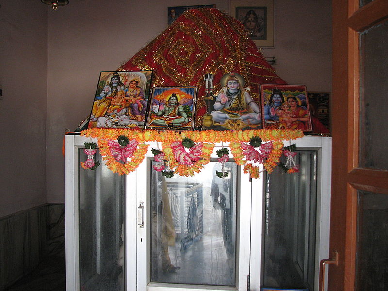 File:Shiva Mandir (Bakapur).jpg