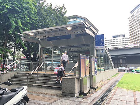 ไฟล์:Si_Lom_Station_entrance_at_Lumphini_Park.jpg