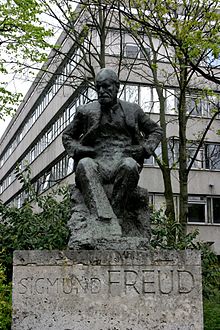 Sigmund Freud statue, London 1.jpg