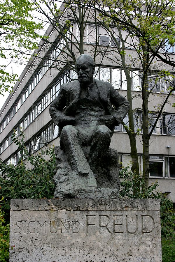 Nemon's statue of Sigmund Freud, in front of the Tavistock Centre, London