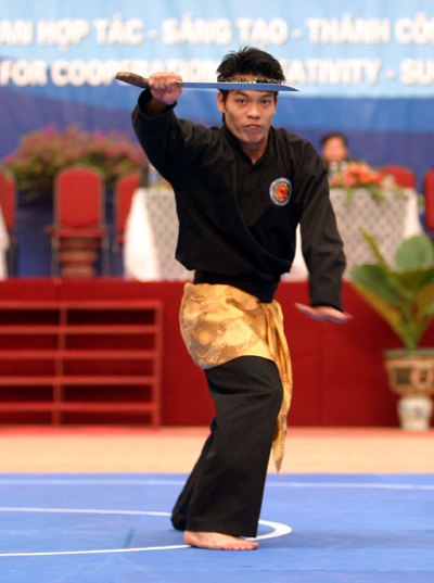 A Vietnamese pesilat armed with golok