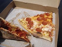 Pizza pepperoni gaya New York, nampilake kerak sing bisa dilipat tipis