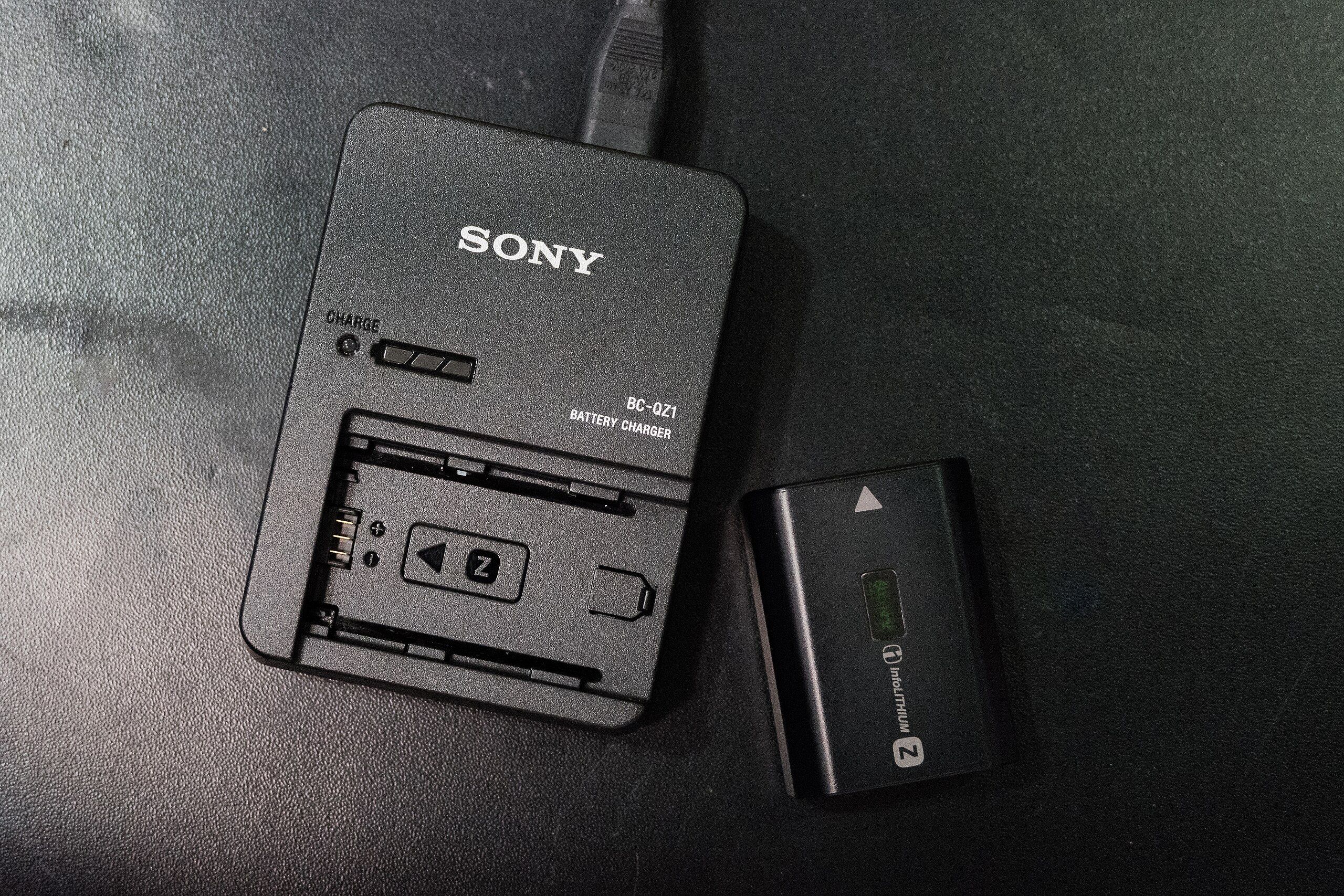 File:Sony NP-FZ100 camera battery pack with BC-QZ1 battery charger  (34514009901).jpg - Wikimedia Commons