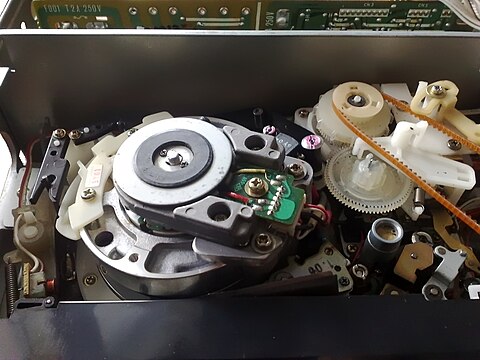 Tape loaded into the tape mechanism(derivative of the file:Sony SL-HF150 video drum 1.jpg)