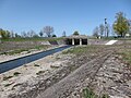 Flutauffangbecken der Saubach-Flutmulde vor der Kanalunterführung bei Berglern