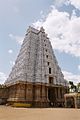 "Vellai Gopuram" (beli stolp) na vzhodnem vhodu v tempelj Srirangam, imenovan po Devadasiju [46]