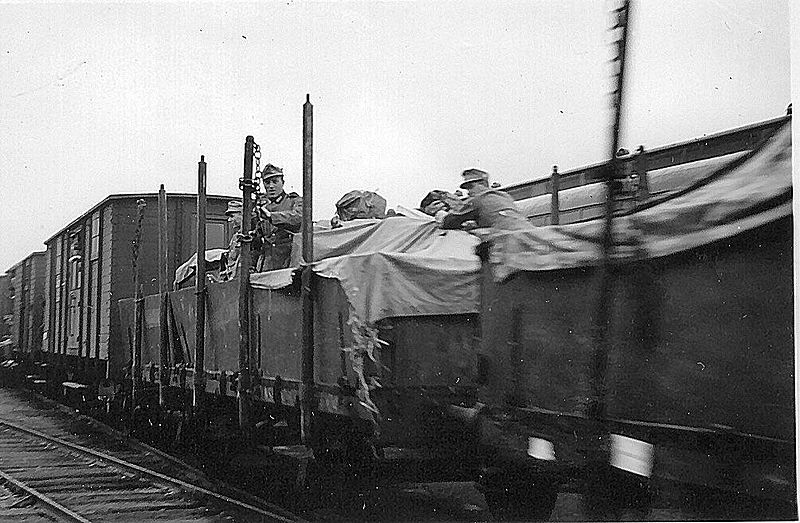 File:Storlien 1940 Tysk transittrafik, alpjägare.jpg