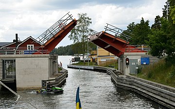Klaffbron som förbinder Fågelbrolandet med Värmdön.