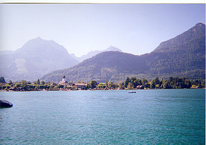 Strobl from the Wolfgangsee, with Mt. Rettenkogel (1780 m) (left) and Sparber (1502 m) (right) in the background. The smaller, nearer wooded hill is the "Hirsl", obscuring all but the summit of Rinnkogel (1823 m)