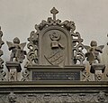 Stuttgart Stiftskirche Grafenstandbilder Figur 04 Wappen.jpg