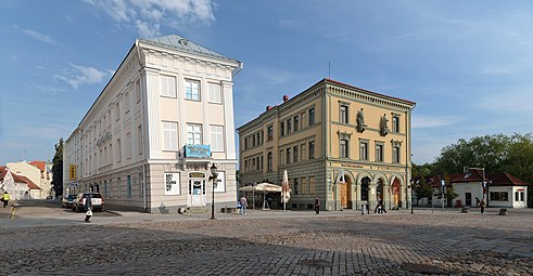 Casa "che cade" sulla piazza del municipio