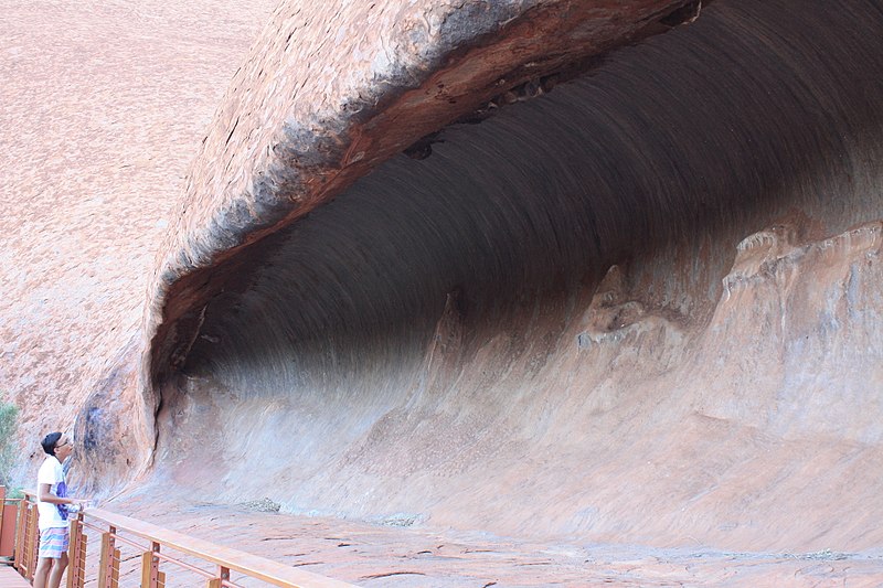 File:Teaching Cave in Uluru.jpg