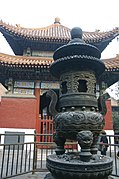 pavillon abritant la stèle en quatre langues au temple de Yonghe de Pékin.