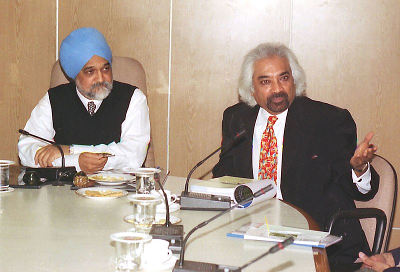 File:The Pioneer in Telecommunications and Chairman & CEO of World Tel (London based Company) Shri Sam Pitroda giving a presentation to the members of Planning Commission in New Delhi on December 14, 2004.jpg