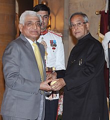 Başkan Shri Pranab Mukherjee Padma Shri Ödülünü 20 Nisan 2013 tarihinde Yeni Delhi'de Rashtrapati Bhavan'da bir Yatırım Töreni-II'de Dr. Gulshan Rai Khatri'ye takdim ederken.jpg