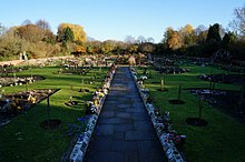 Photographie d’un cimetière avec de la végétation.