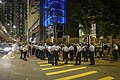 晚上7時52分，警員在星匯居對出外拉起封鎖線截查多名市民和記者