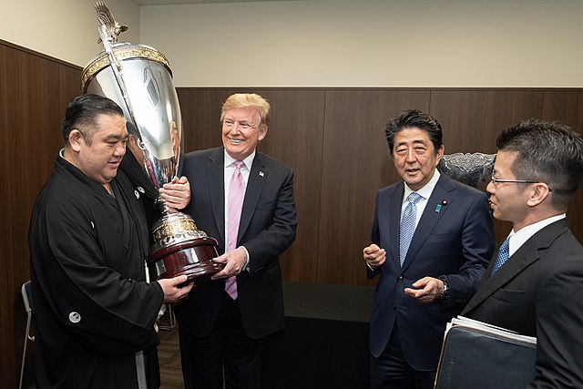 Nishiiwa Oyakata assisting US President Donald Trump in the Emperor's Cup presentation, May 2019