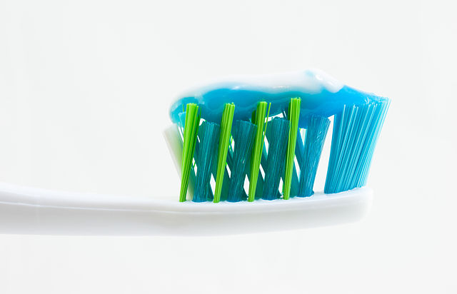 640px Toothbrush with Toothpaste %2811693757123%29