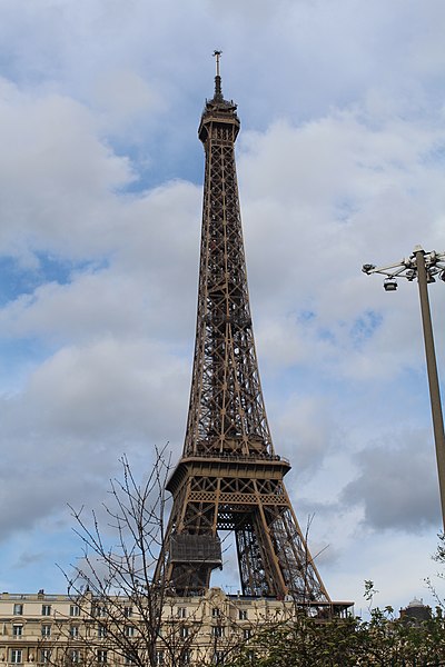 File:Tour Eiffel vue sud ouest depuis Quai Branly Paris 1.jpg