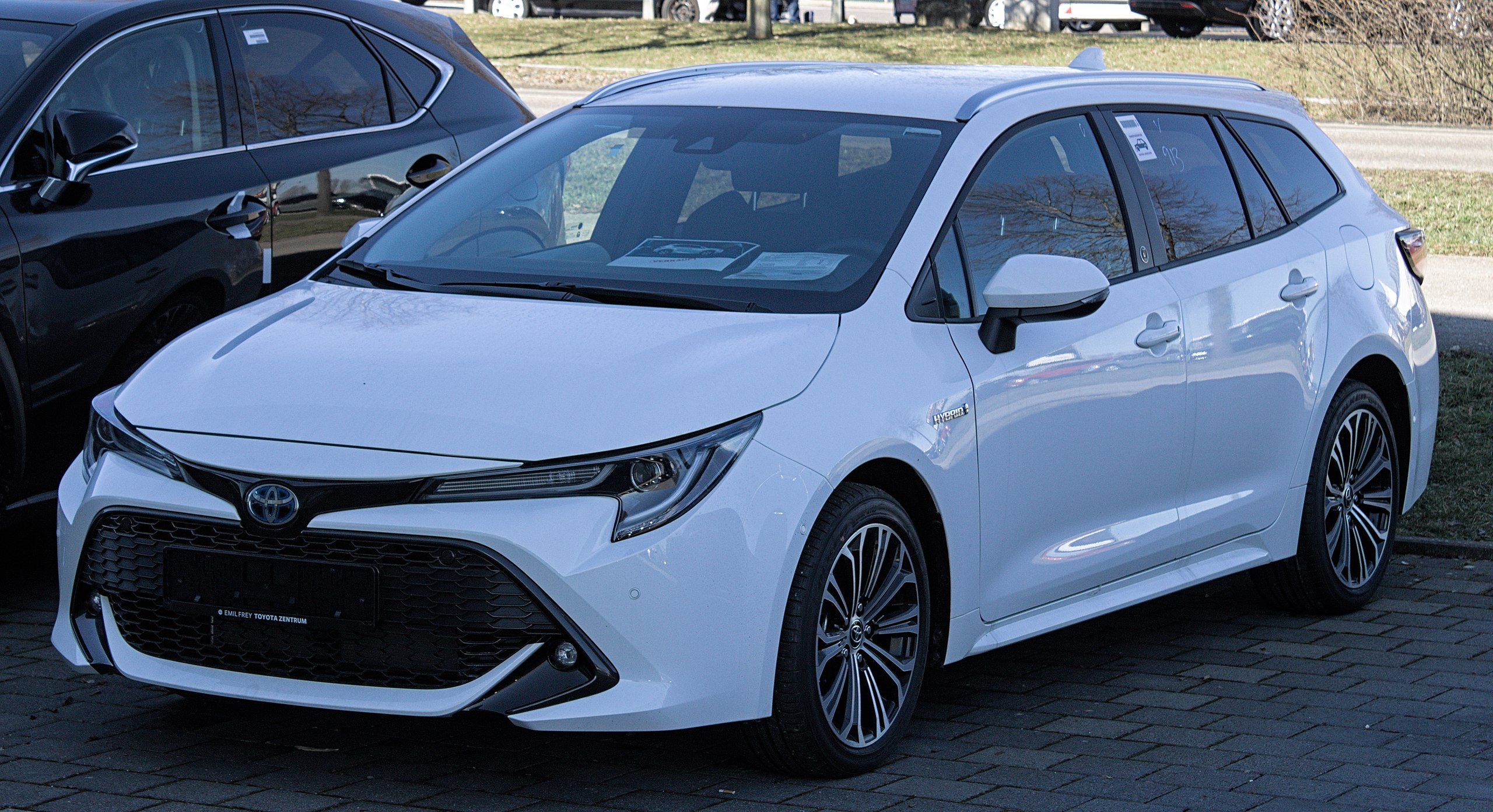 https://upload.wikimedia.org/wikipedia/commons/thumb/c/ce/Toyota_Corolla_Touring_Sports_Hybrid_%28E210%29_IMG_3882.jpg/2560px-Toyota_Corolla_Touring_Sports_Hybrid_%28E210%29_IMG_3882.jpg