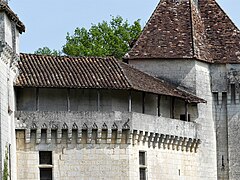 Chemin de ronde couvert du château de Caussade.