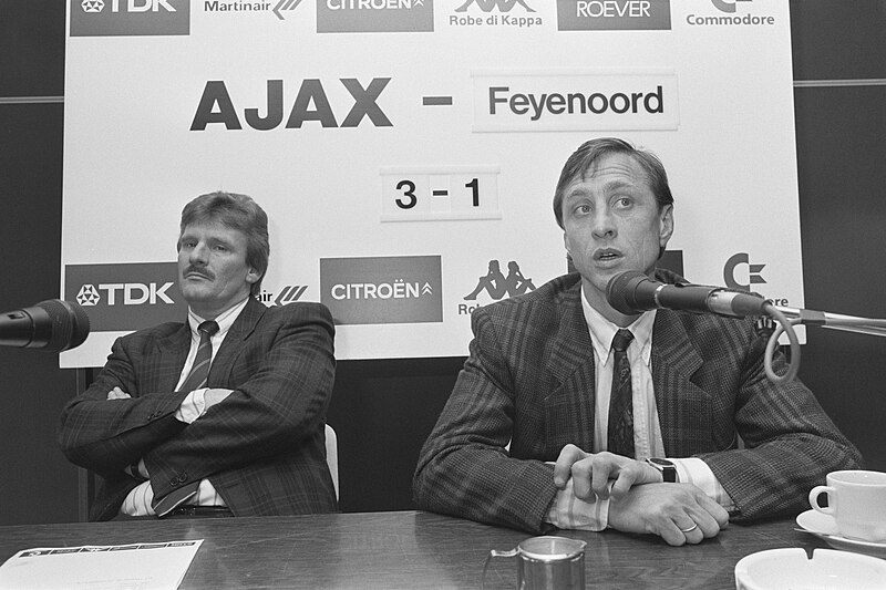 File:Training Ajax, Cruijff (r) en algemeen directeur Arie van Eijden tijdens perscon, Bestanddeelnr 934-1215.jpg