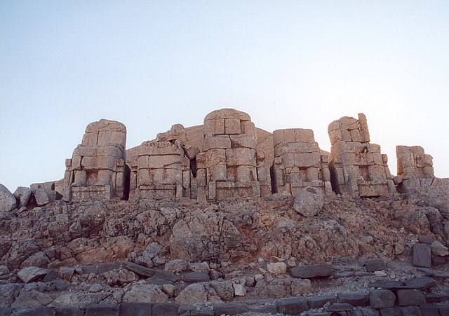Nemrut Dağı, Statues at East Terrace