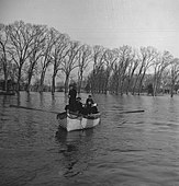 Tweede wereldoorlog, leger, bevrijding, overstromingen, bevolking, boten, Bestanddeelnr 934-9800.jpg