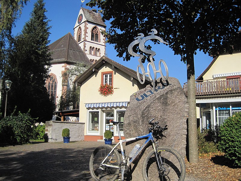 File:Ultra Bike Denkmal in Kirchzarten.jpg