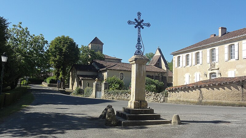 File:Une vue du village de Boucagnères.jpg