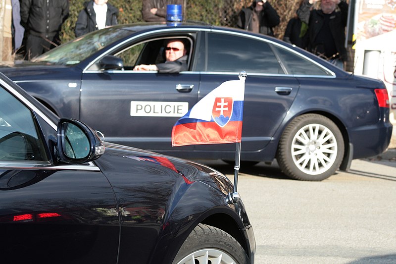 File:Václav Klaus a Ivan Gašparovič ve vile Tugendhat 2013-03-06 4911a Gašparovič odjezd.jpg