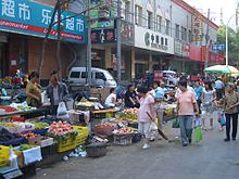 Mynd af götumarkaði í Lanzhou borg, Kína.