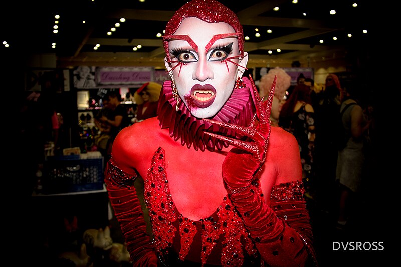 File:Vander Von Odd at RuPaul's Dragcon 2017 by dvsross.jpg