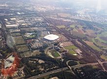 Luftbild der Arena, im Vordergrund ist das Parkstadion zu sehen