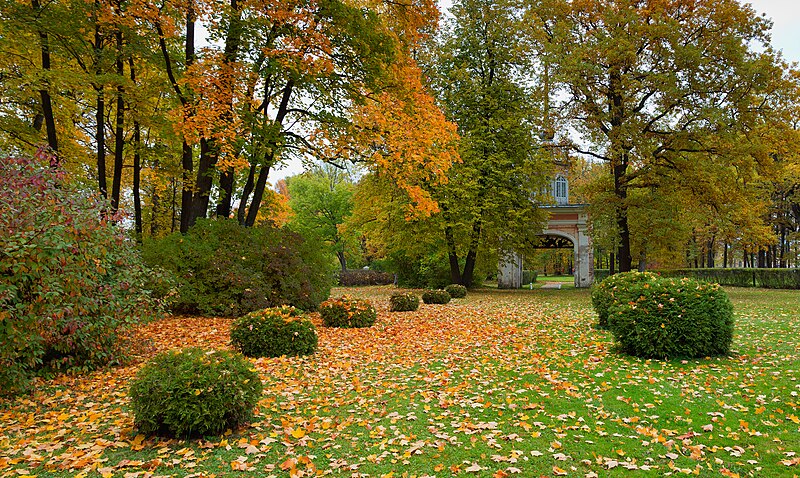 File:Views of Oranienbaum Park 09.jpg