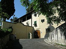 Gate attached to the villino
, which is used as the main entrance today Villa le balze, ingresso.JPG