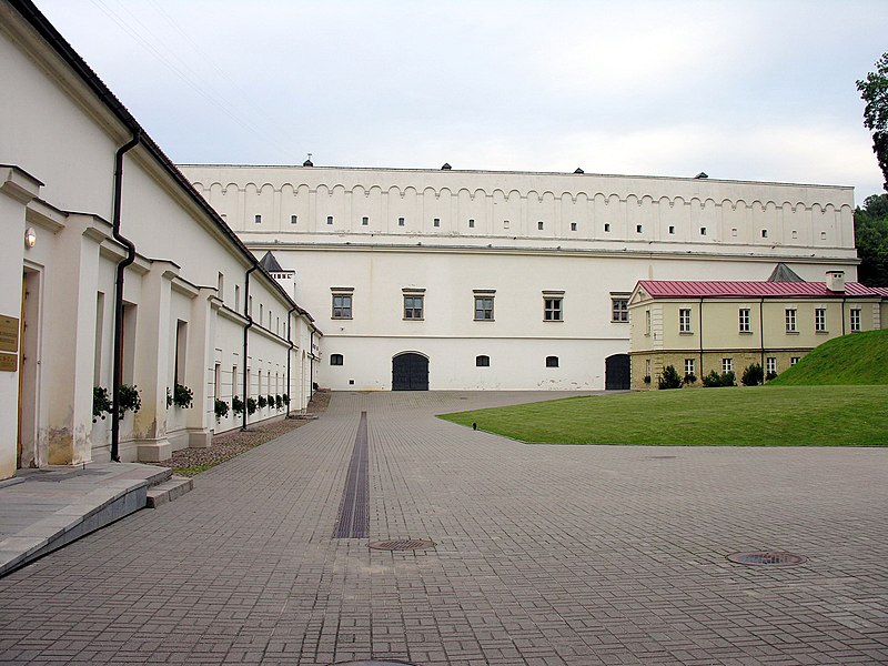 File:Vilnius.Taikomosios dailes muziejaus kiemas.jpg