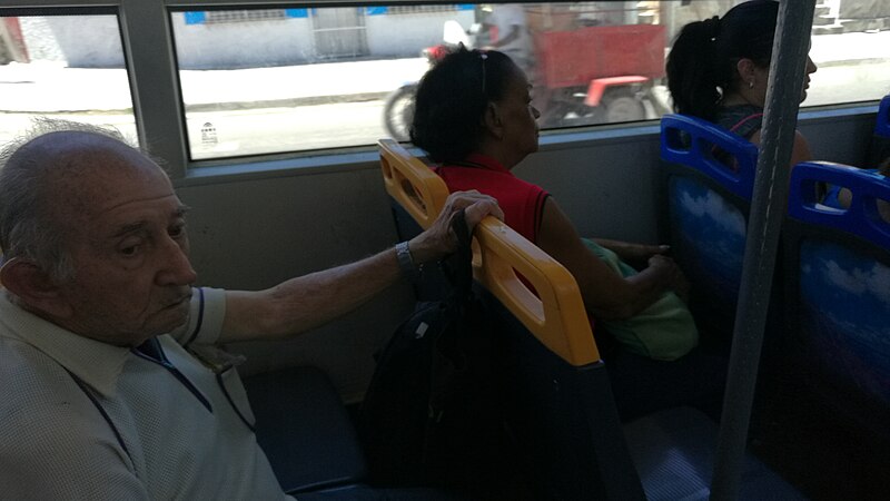 File:Viro en buso sur loko por maljunuloj (Havano).jpg