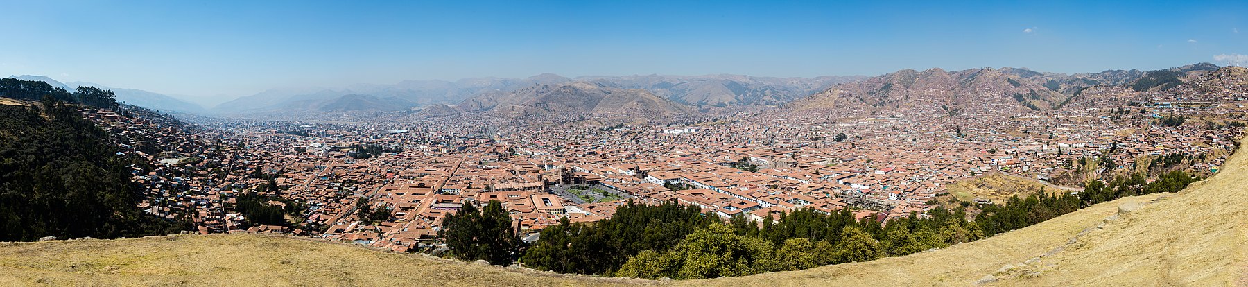 Una vista panorámica dende Sacsayhuamán de la ciudá del Cuzco, Perú.