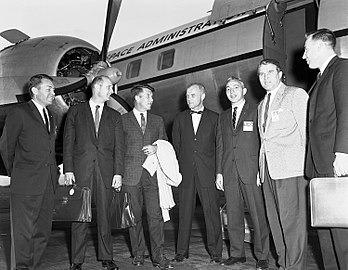 Елиот Си (први слева) са колегама и Вернером фон Брауном (други здесна), 1962. године