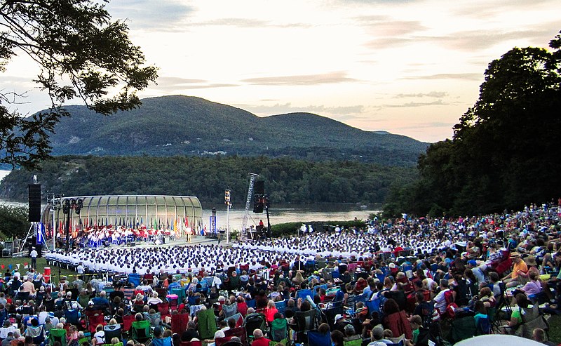 File:West Point's Trophy Point Amphitheater (improved version).jpg