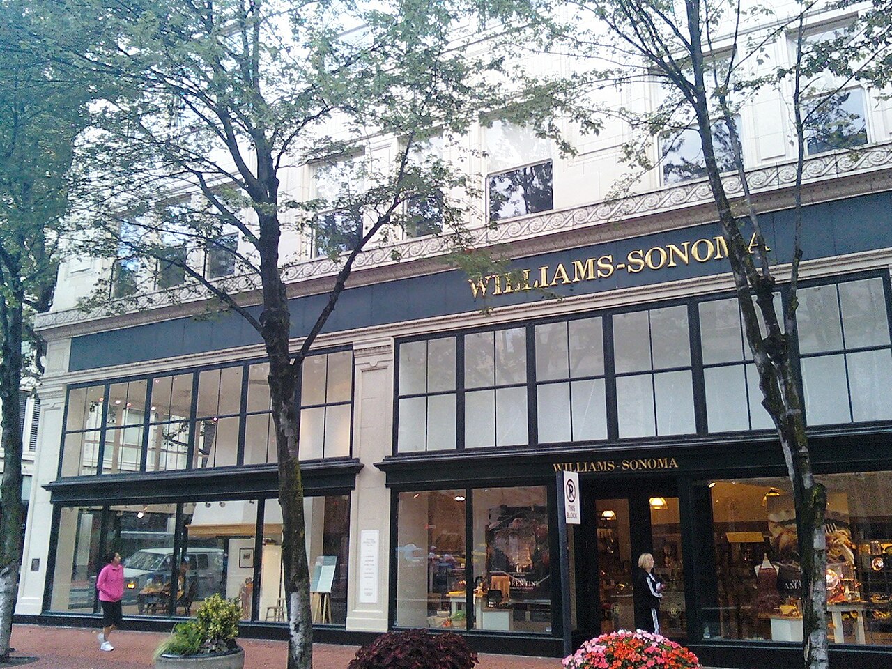 https://upload.wikimedia.org/wikipedia/commons/thumb/c/ce/Williams-Sonoma_store_-_Portland%2C_Oregon.jpg/1280px-Williams-Sonoma_store_-_Portland%2C_Oregon.jpg