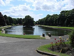 Wilton Park Gölü, ana araba yolundan parka doğru görülüyor. - geograph.org.uk - 517821.jpg