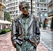 Monument to Woody Allen, Oviedo, Spain Woody Allen statue, Oviedo, Spain, November 2014.jpg