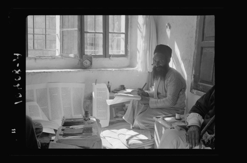 File:Yemenite scribes of the Torah, the father only, Shlomo Washadi LOC matpc.19291.tif