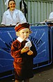 Petite fille repartant avec sa glace.